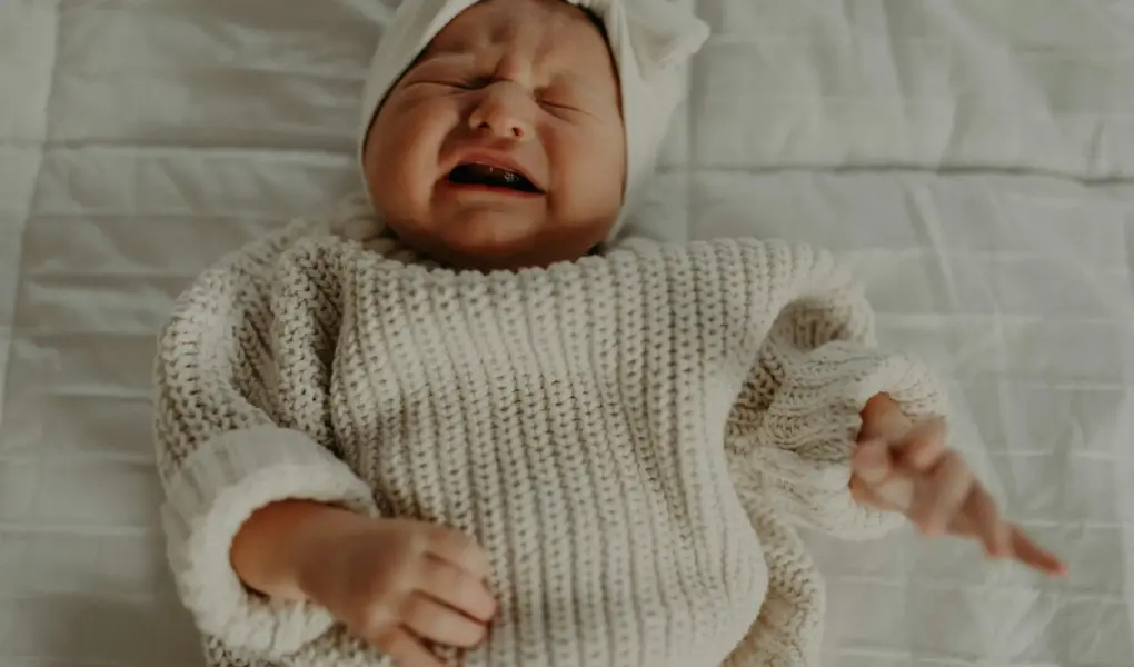 Baby schreit beim Anziehen