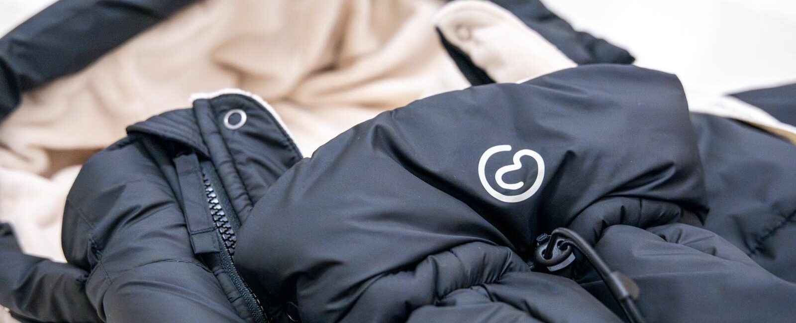 Tragemantel: Spezielle Tragejacke für den Winter hält unglaublich warm