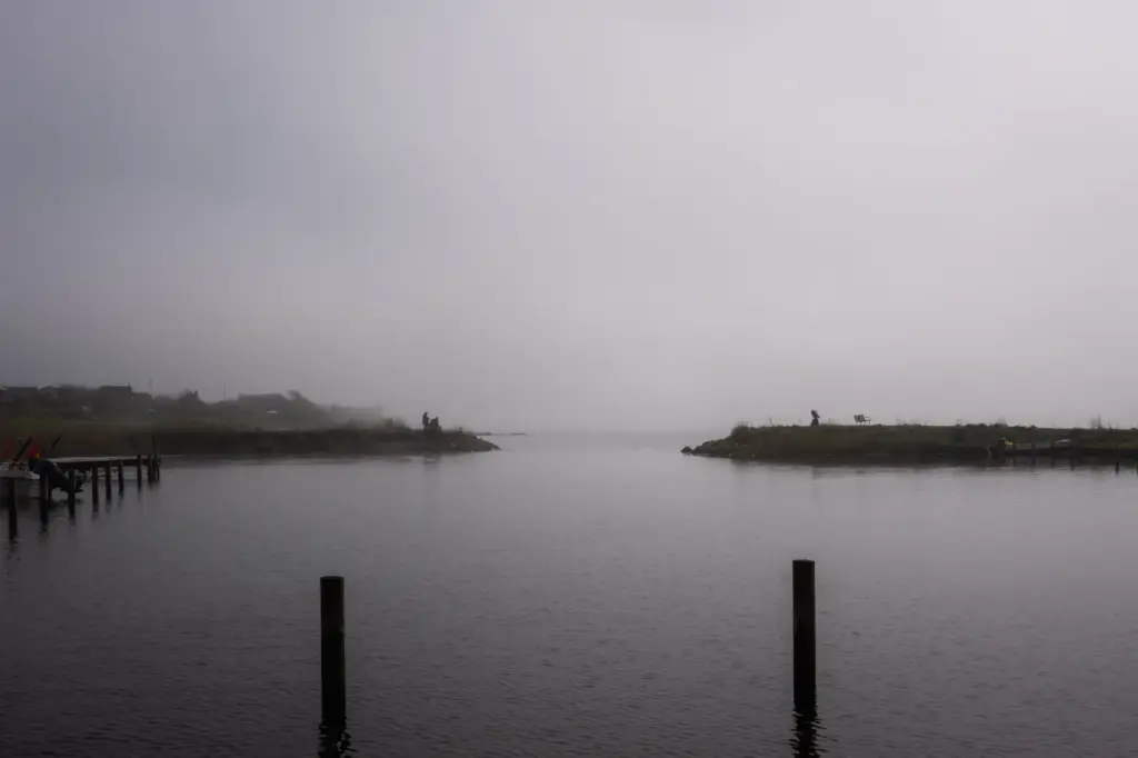 Ringkøbing Hafen / Ufer bei Nebel