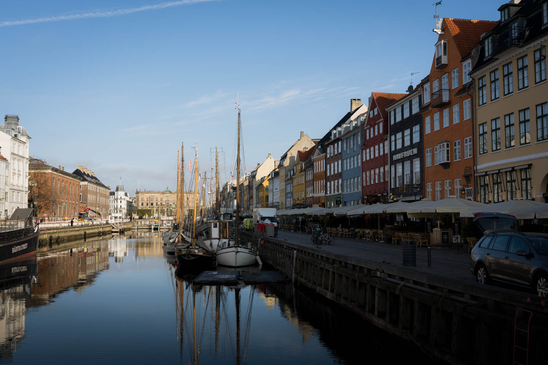 Nyhavn in Kopenhagen zum Sonnenaufgang