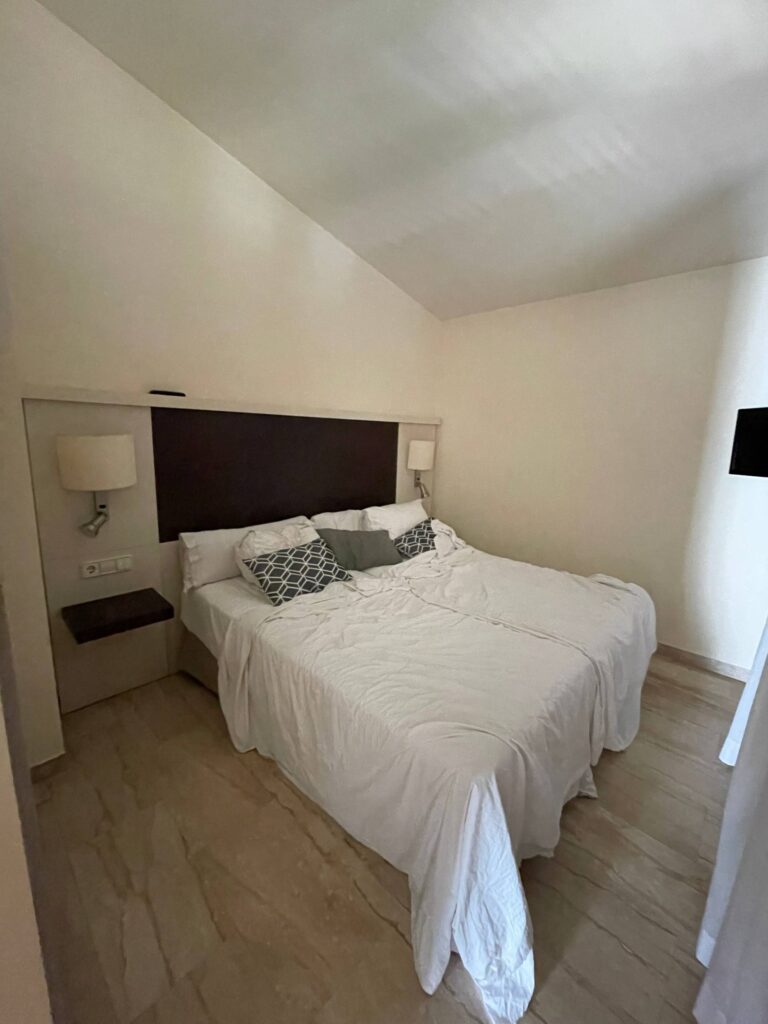 Schlafzimmer im Familienbungalow in Grupotel Los Príncipes Spa