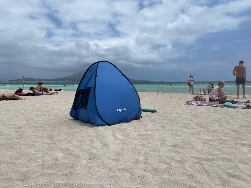 Pop-up-Zelt am Strand auf Mallorca