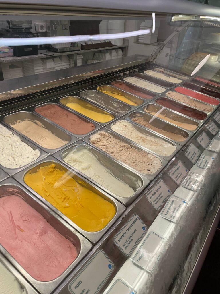 Auswahl an Eissorten im Ca'n Miquel
