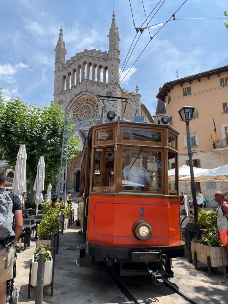 Historische Straßenbahn vor der Sant Bartomeu in Sóller